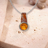Pendentif Ambre Naturel, Bélière Émaillée Rouge et Argent 925 (Marfik)