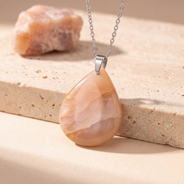 Pendentif pierre orange en pierre de lune, goutte plate satinée sur chaîne argentée et travertin