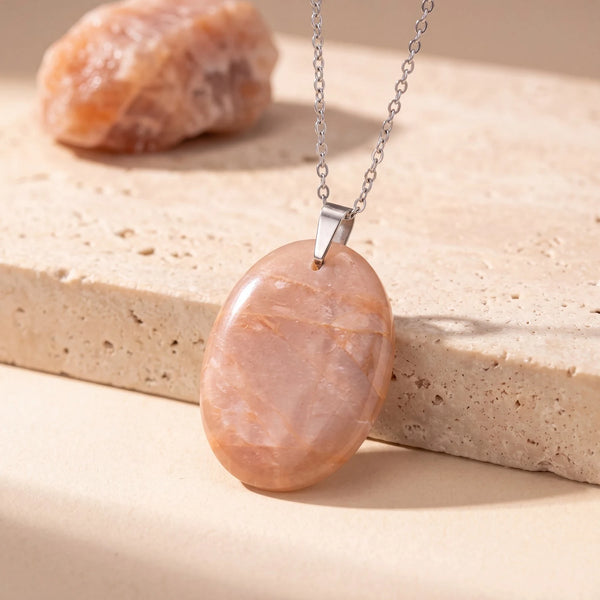 Pendentif pierre orange ovale en pierre de lune, pierre plate satinée sur chaîne argentée et travertin