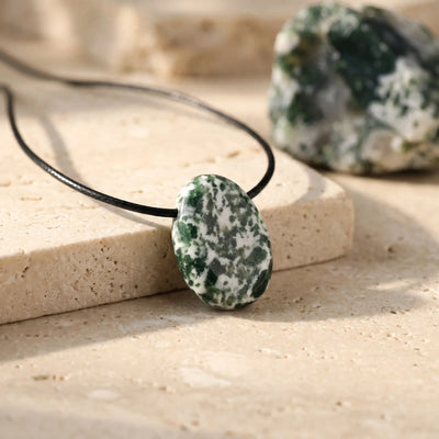 Pendentif pierre percée en agate arbre blanche et verte, bijou de lithothérapie sur cordon