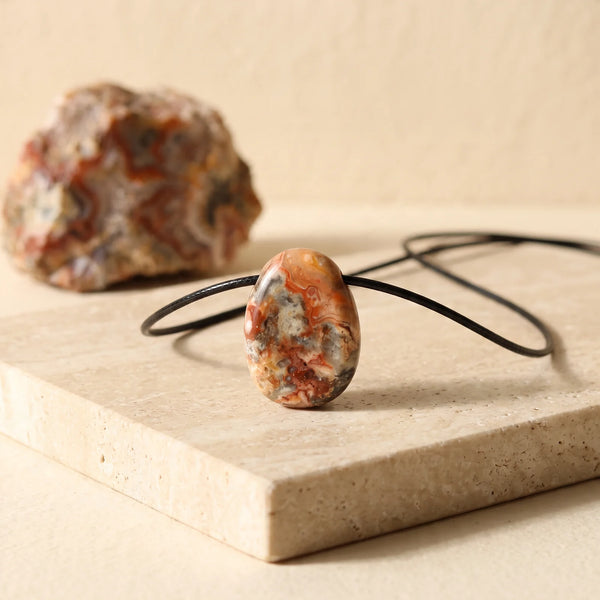Pendentif pierre percée en agate crazy lace orange et grise, bijou de lithothérapie sur cordon