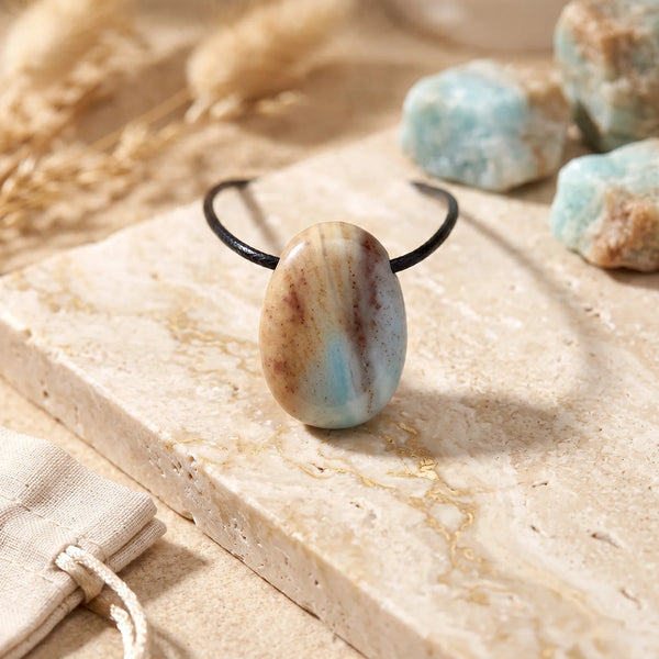 Pendentif pierre percée en amazonite beige et bleu ciel, bijou de lithothérapie sur cordon