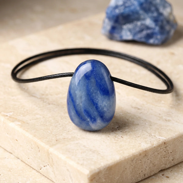 Pendentif pierre percée en aventurine bleue, bijou de lithothérapie sur cordon noir