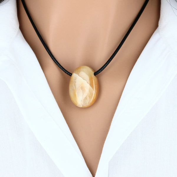 pendentif en pierre naturelle aventurine jaune forme ovale lumineuse