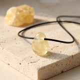 Pendentif Calcite Jaune, Pierre Percée Polie, Chaîne ou Cordon