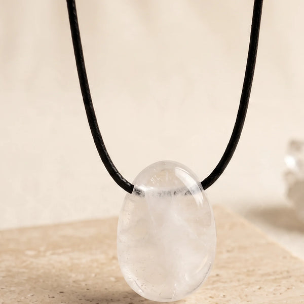 Pendentif pierre percée en cristal de roche ovale, bijou de lithothérapie sur cordon noir