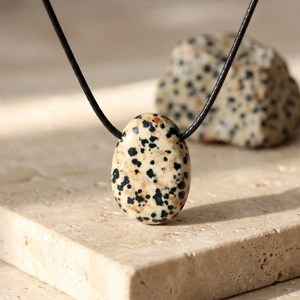 Pendentif pierre percée en jaspe dalmatien crème moucheté de noir, bijou de lithothérapie