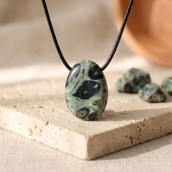 Pendentif pierre percée en jaspe kambaba vert à orbes noirs, idée cadeau en pierre naturelle