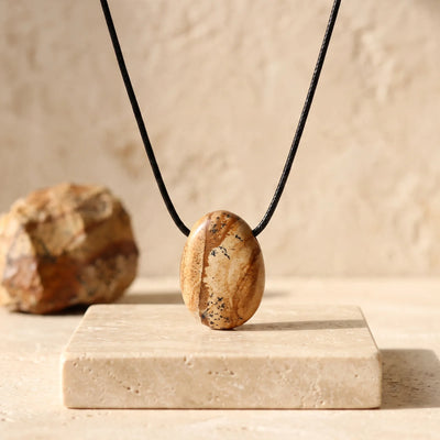 Pendentif pierre percée en jaspe paysage beige et caramel, bijou de lithothérapie