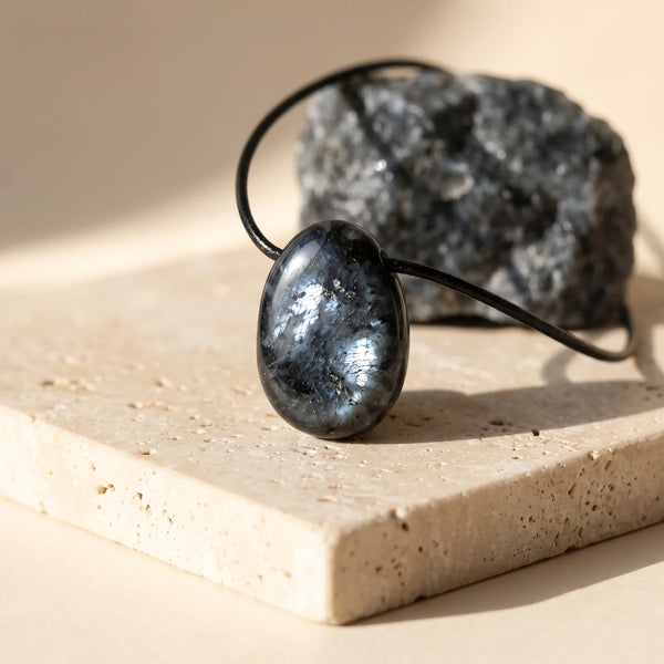 Pendentif pierre percée en larvikite gris bleuté aux reflets argentés, bijou de lithothérapie