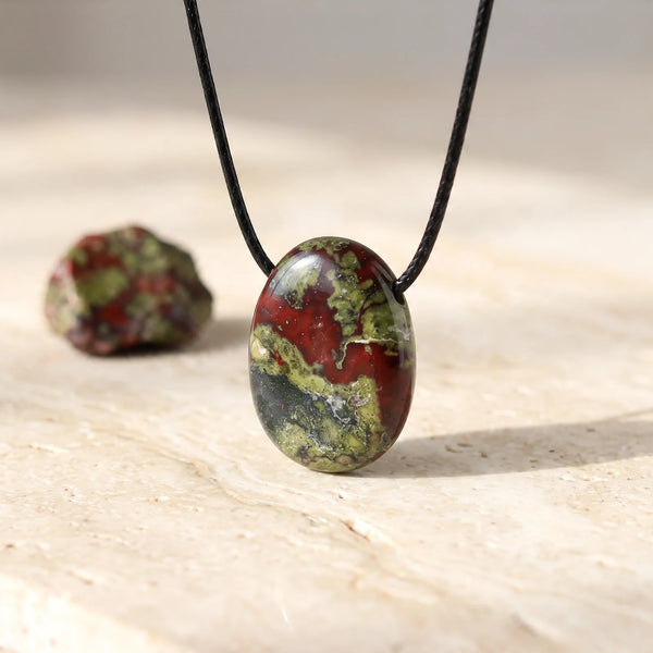 Pendentif pierre percée en pierre de sang, jaspe vert et rouge, pierre véritable sur cordon