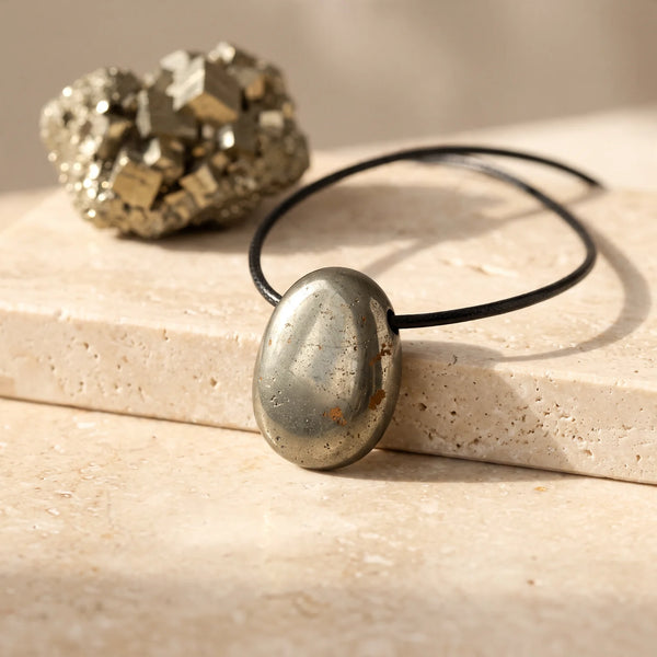 Pendentif pierre percée en pyrite dorée métallique, pierre véritable sur cordon noir