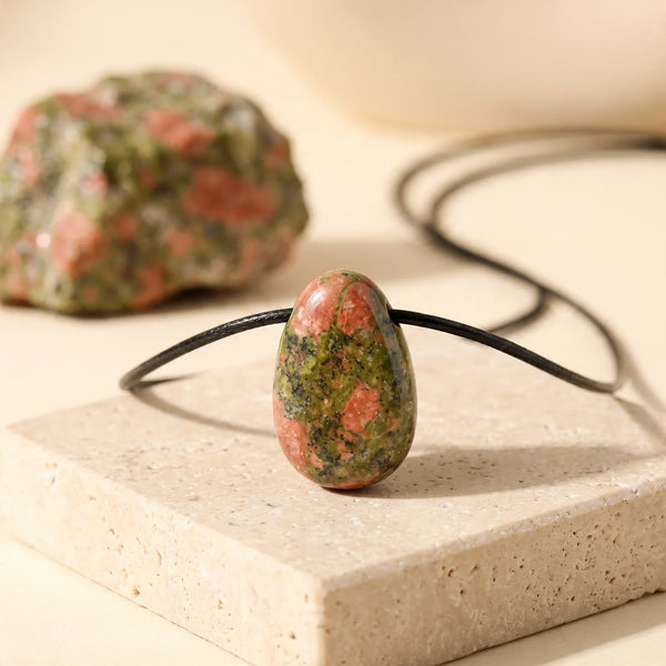 Pendentif pierre percée en unakite verte et rose, pierre véritable ovale sur cordon noir