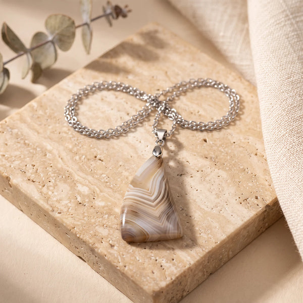 Pendentif agate marron rubanée, bijou de lithothérapie en pierre naturelle du Brésil