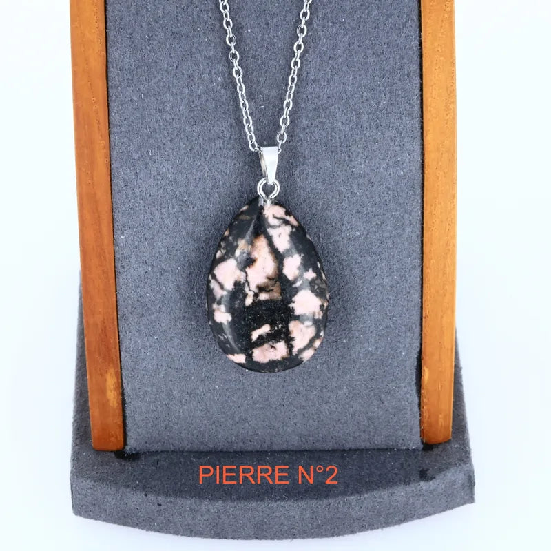 Détail du pendentif goutte en Rhodonite, pierre naturelle rose et noire