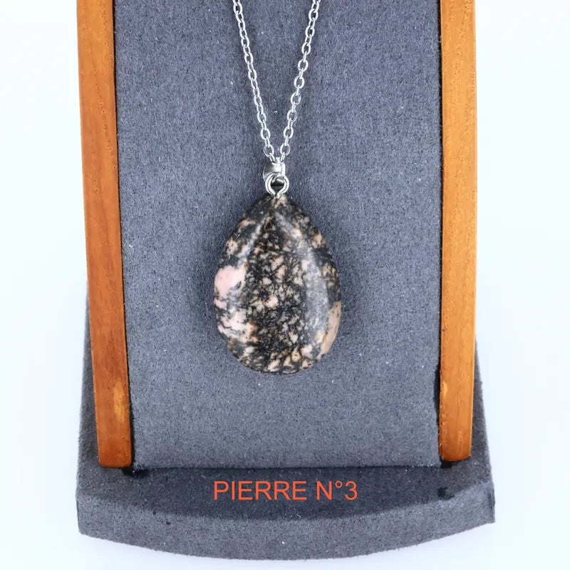 Gros plan sur le pendentif Rhodonite, pierre naturelle pour le pardon et l'apaisement