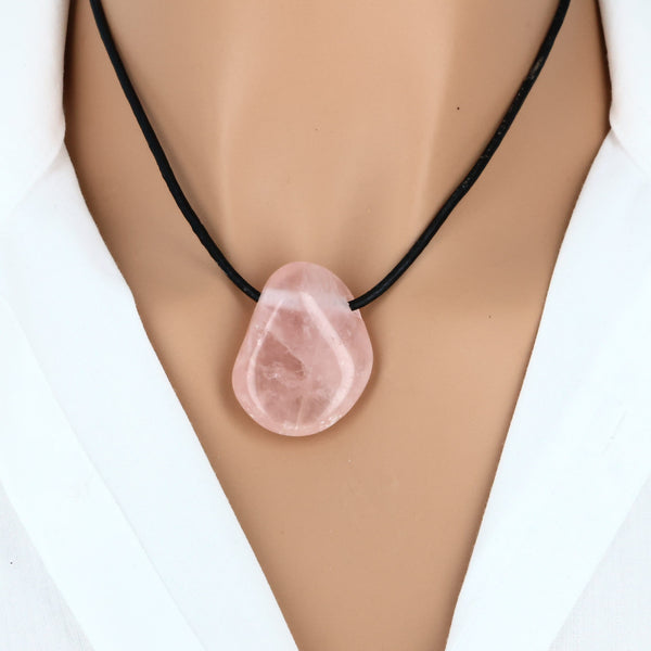 Pendentif en pierre rose percée, quartz rose roulé
