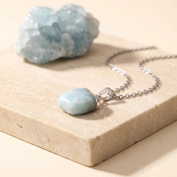Pendentif aigue-marine roulée bleu pâle, bijou de lithothérapie en pierre naturelle