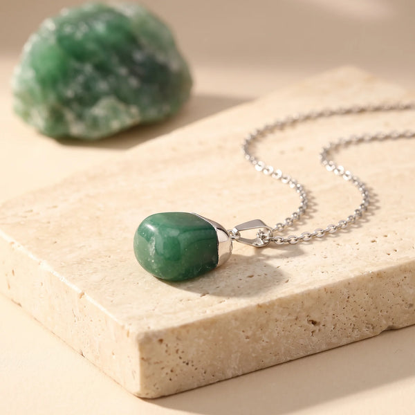 Pendentif porte-bonheur en aventurine verte roulée, bélière et chaîne argentées