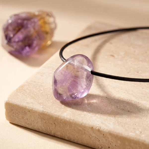 Pendentif pierre roulée en amétrine lilas translucide, bijou de lithothérapie sur cordon noir