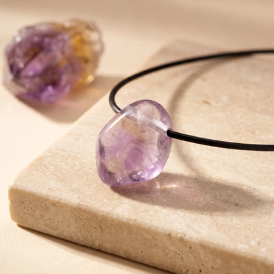 Pendentif pierre roulée en amétrine lilas translucide, bijou de lithothérapie sur cordon noir
