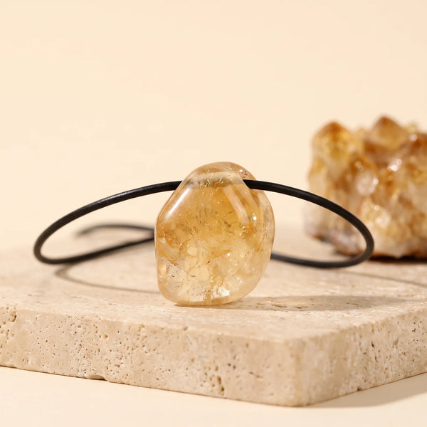 Pendentif pierre roulée en citrine jaune miel, bijou de lithothérapie sur cordon noir ciré