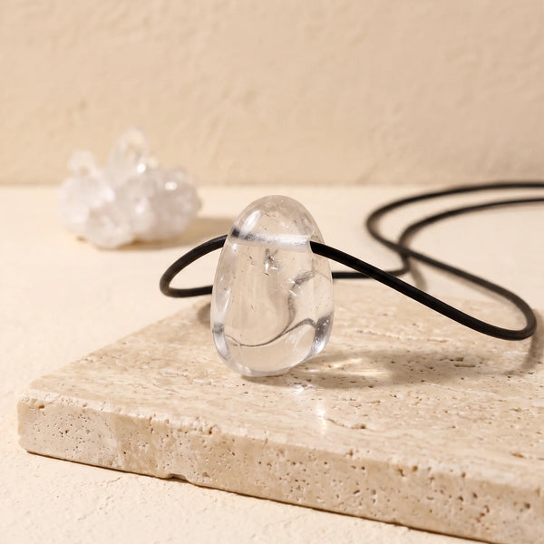 Pendentif pierre roulée en cristal de roche transparent, bijou de lithothérapie sur cordon noir ciré