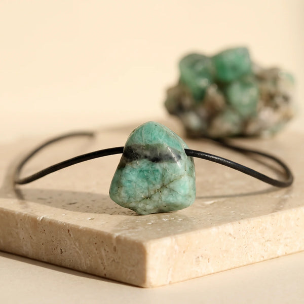 Pendentif pierre roulée en émeraude brute vert d'eau, idée cadeau bijou en pierre naturelle