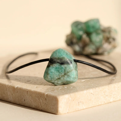 Pendentif pierre roulée en émeraude brute vert d'eau, idée cadeau bijou en pierre naturelle