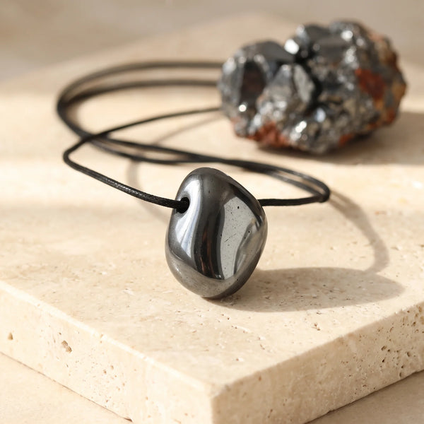 Pendentif pierre roulée percée en hématite gris acier, pierre véritable sur cordon ciré