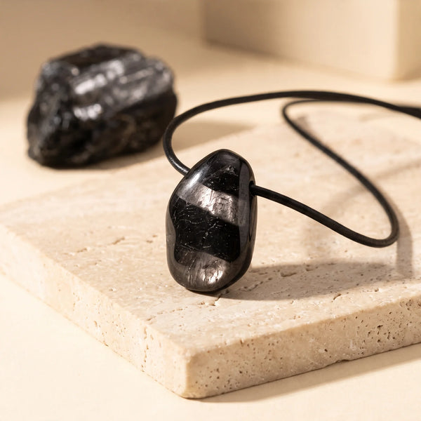 Pendentif pierre roulée en hypersthène noir aux reflets argentés, idée cadeau sur cordon noir