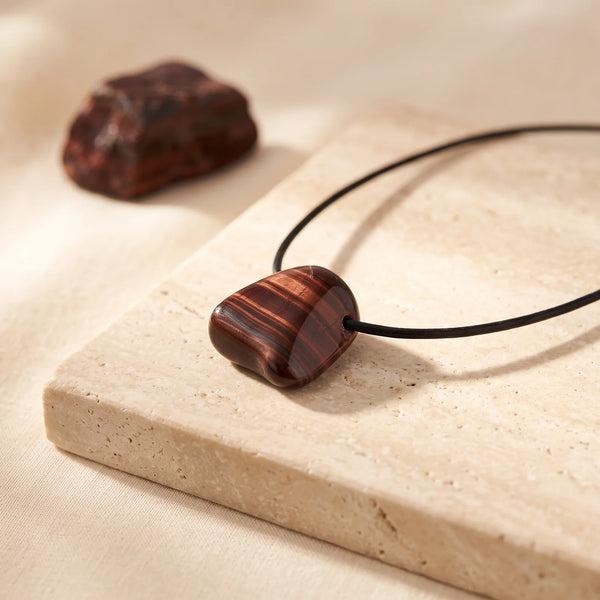Pendentif pierre roulée percée en œil de taureau rouge acajou, idée cadeau en pierre naturelle