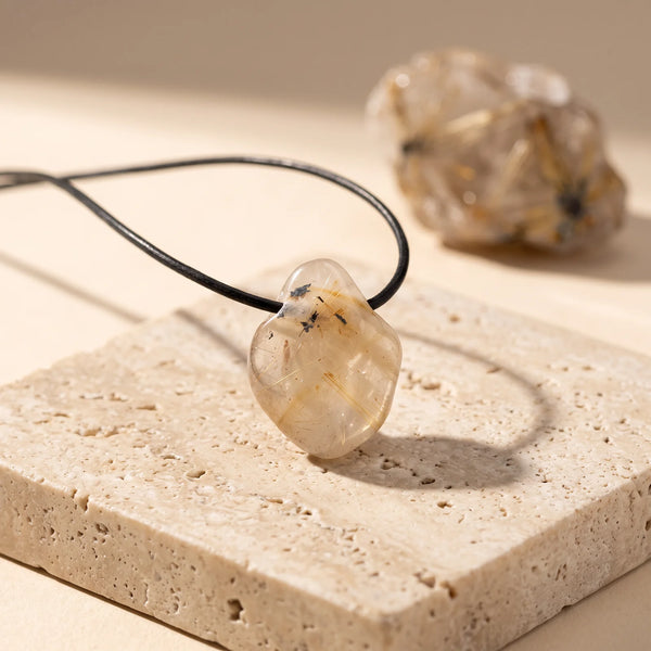 Pendentif pierre roulée percée en quartz rutile aux aiguilles dorées, pierre véritable