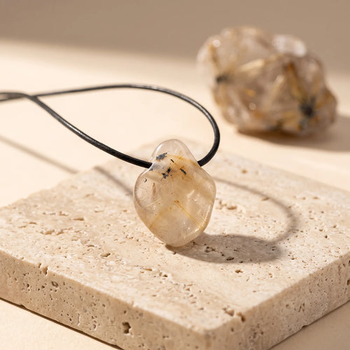 Pendentif Pierre Roulée Percée en Quartz Rutile, Chaîne ou Cordon au Choix