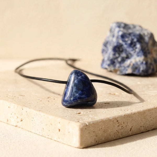 Pendentif pierre roulée en sodalite bleu profond veinée de blanc, idée cadeau sur cordon noir