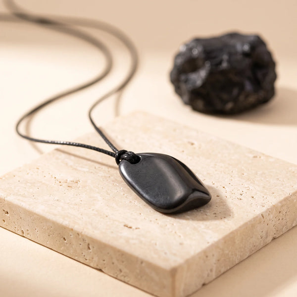Pendentif shungite véritable en pierre roulée polie, monté sur cordon noir ciré