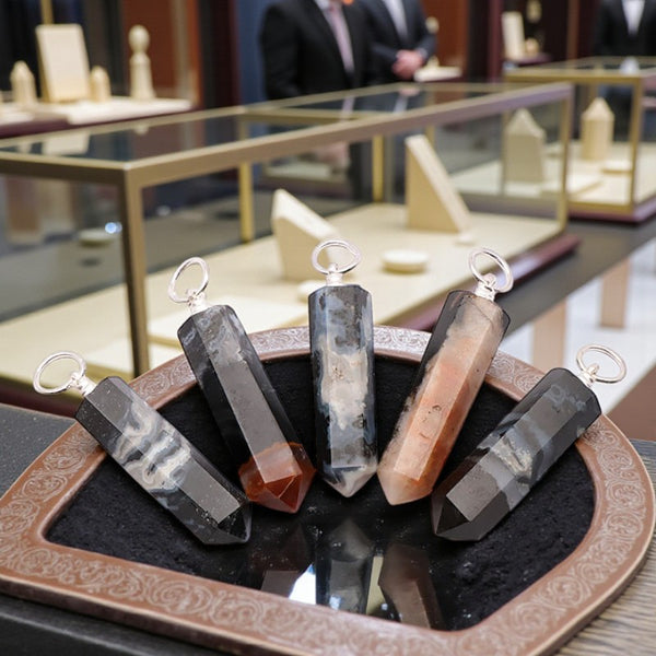 Pointe de Sardonyx en pendentif – bijou en pierre naturelle bandée