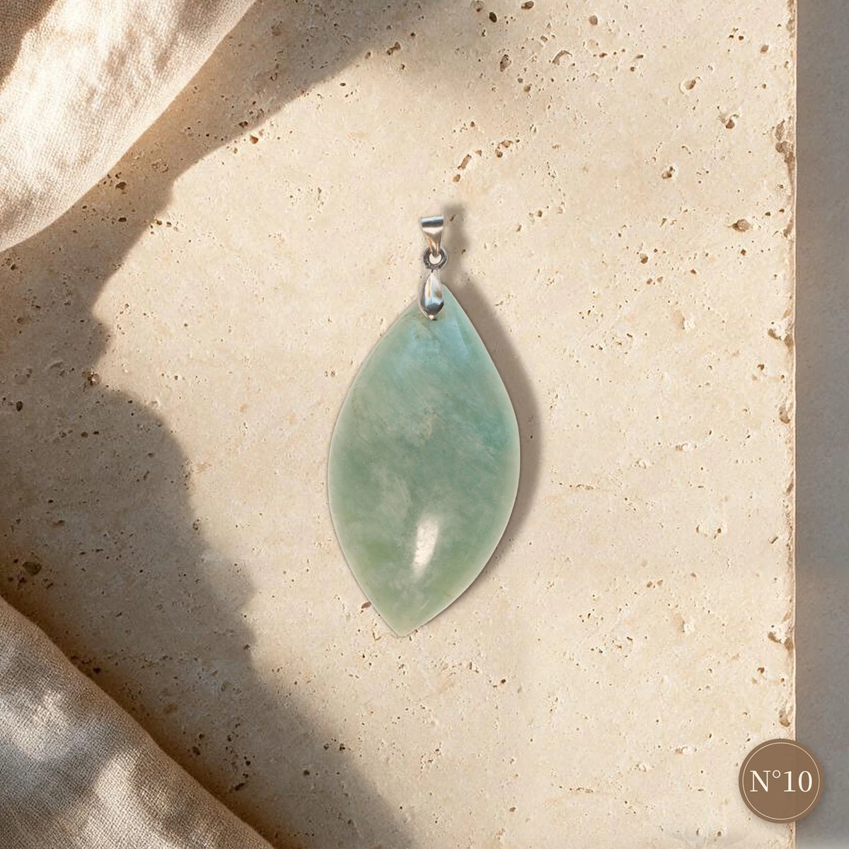 Pendentif amazonite Madagascar N°10, feuille ondulée vert pâle, cadeau femme ou homme