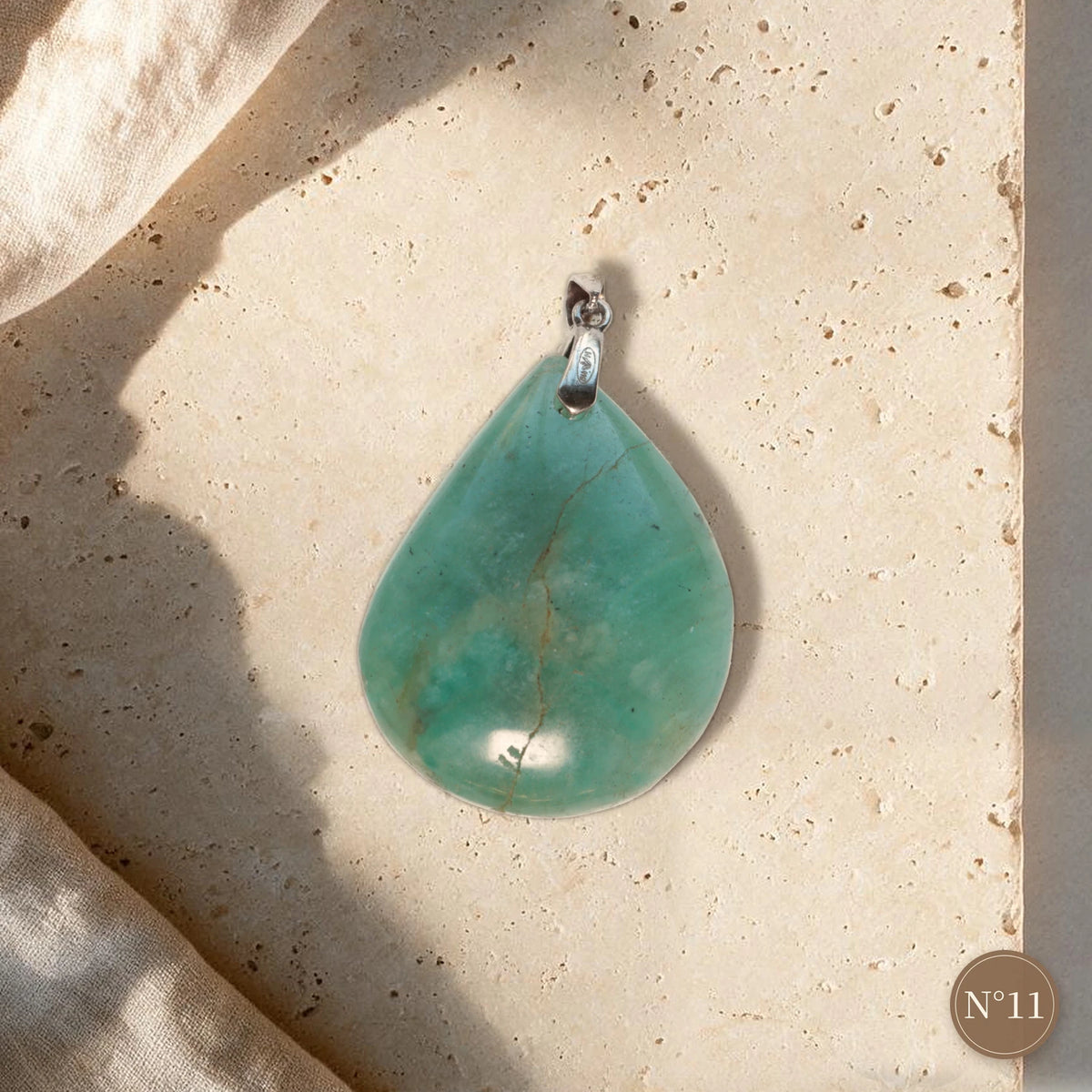Collier lithothérapie N°11, goutte pleine en amazonite vert profond à veines claires