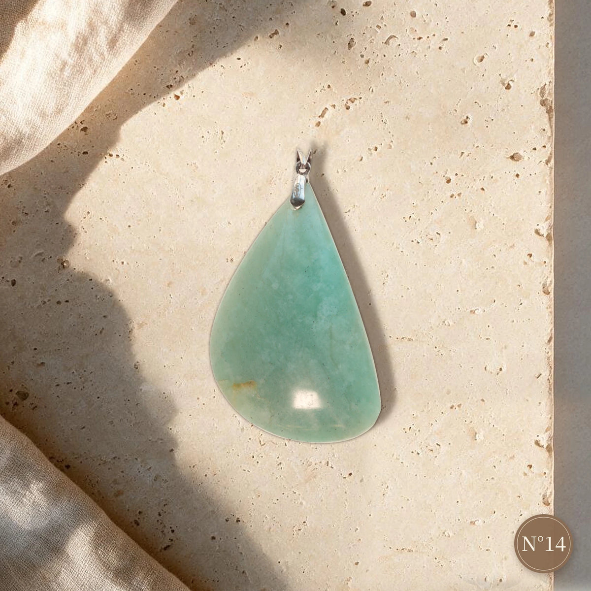Collier pierre verte idée cadeau N°14, goutte triangulaire vert d'eau, touche miel en bas