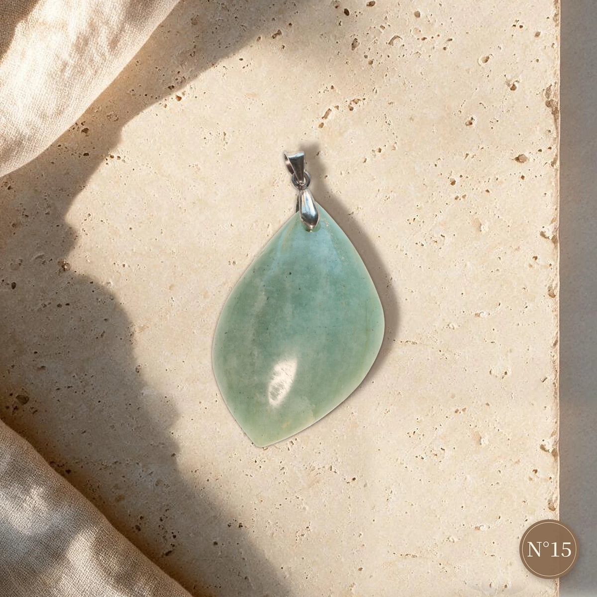 Bijou en amazonite N°15, feuille arrondie vert clair à pointe tournée vers la droite