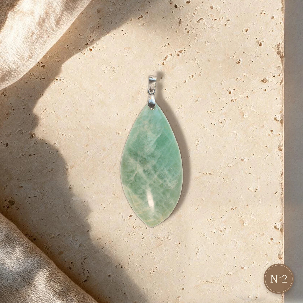 Bijou amazonite N°2, feuille étroite vert pâle zébrée de stries blanches serrées