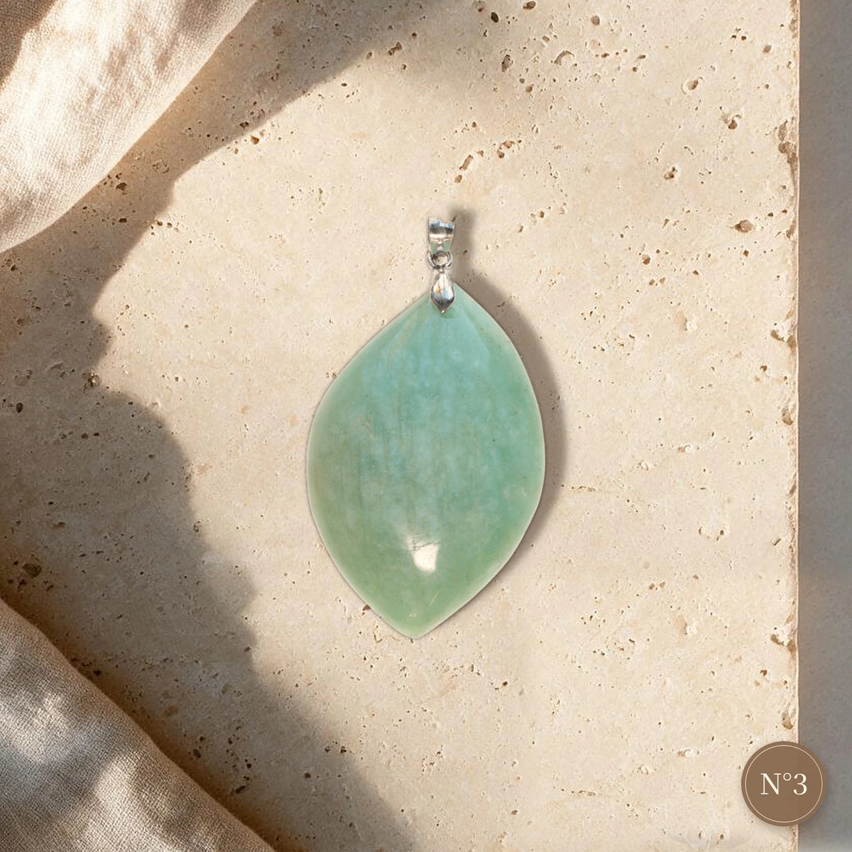 Pendentif pierre verte femme N°3, flamme renflée en amazonite vert tendre, pointe recourbée