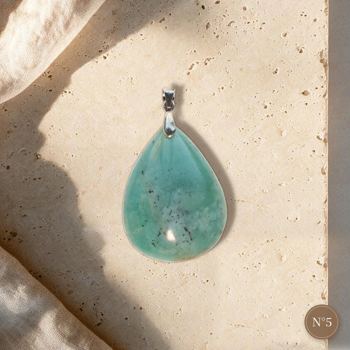 Amazonite bijou N°5, goutte turquoise profond semée de petits points noirs, pièce unique