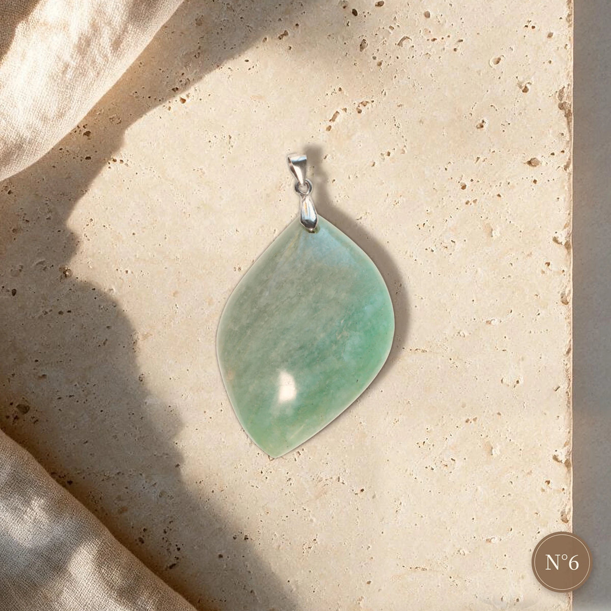 Collier pendentif pierre N°6, feuille penchée en amazonite vert d'eau laiteux