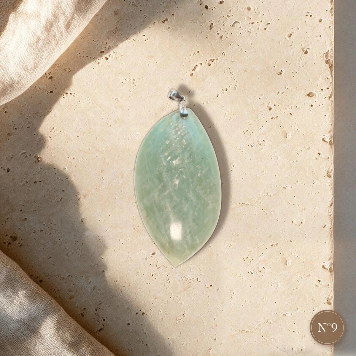 Collier pierre verte N°9, amande vert d'eau en amazonite, voile blanc pailleté en haut