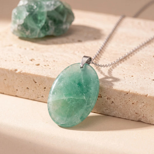 Pendentif pierre verte ovale en fluorite, pierre plate polie sur chaîne argentée et dalle de travertin