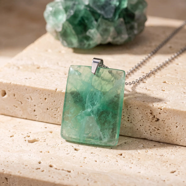 Pendentif pierre plate en fluorine verte translucide, idée cadeau bijou en pierre naturelle