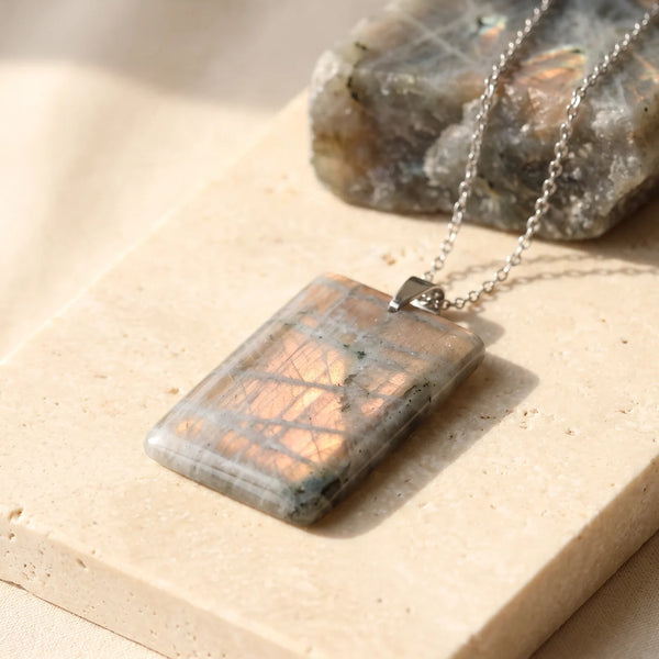 Pendentif pierre plate en labradorite irisée aux reflets pêche, pierre véritable sur chaîne