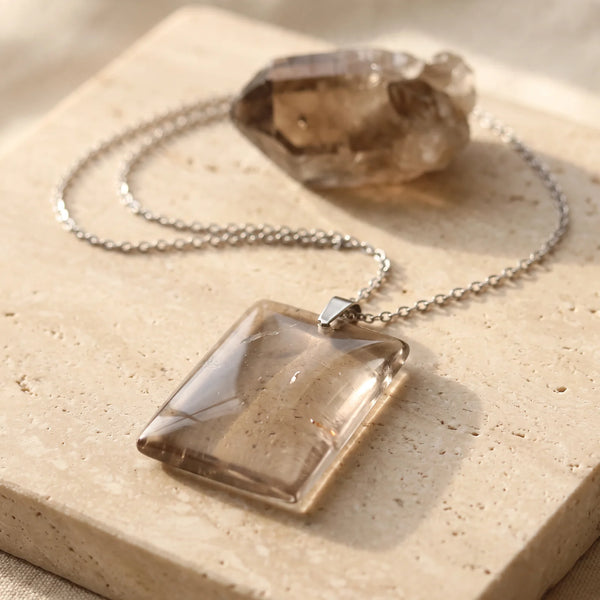 Pendentif pierre plate en quartz fumé brun translucide, pierre véritable sur chaîne